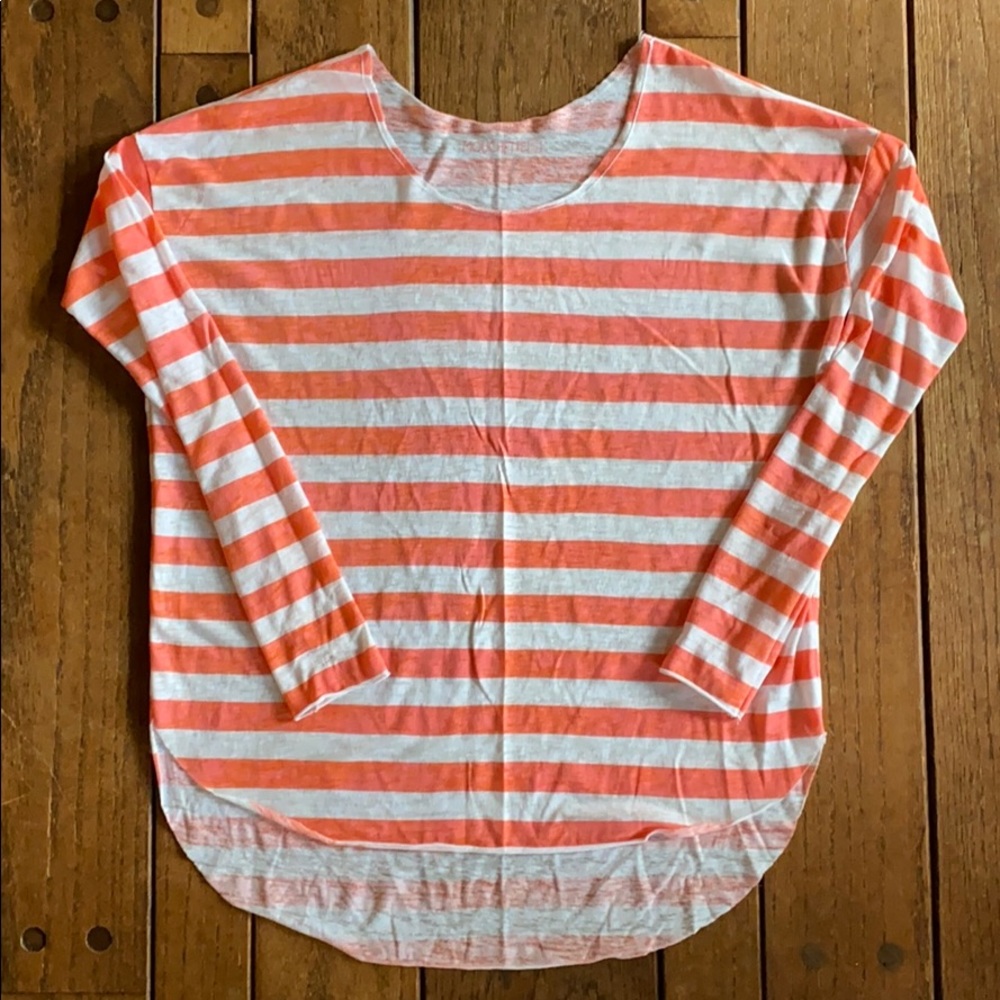 Lightweight oversized, long sleeve top